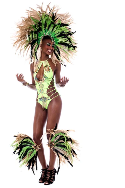 Dançarina de samba feminina em traje de carnaval — Fotografia de Stock
