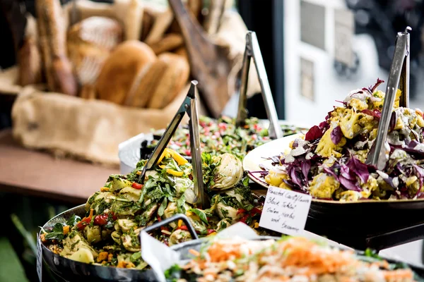 Saladas frescas sortidas exibidas em um buffet — Fotografia de Stock