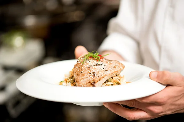 Chef-kok houden tonijn voorgerecht — Stockfoto