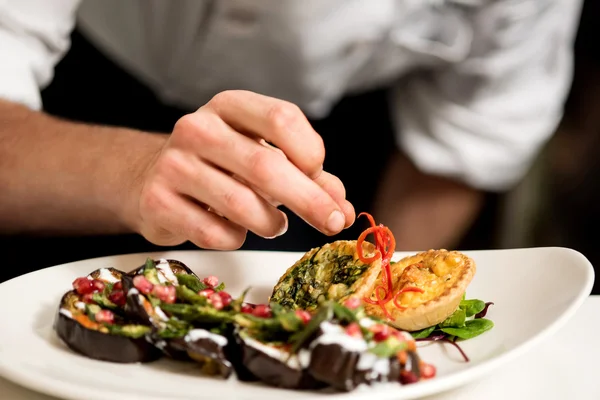 Chef guarnire delizioso piatto — Foto Stock