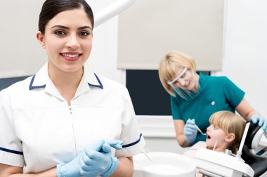 Küçük kız klinikte tedavi
