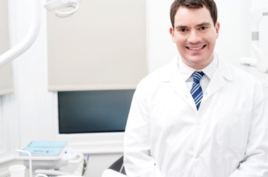 erkek diş hekimi diş Kliniği'nde poz