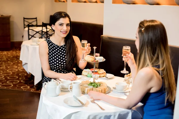 Mulheres conversando e desfrutando de jantar — Fotografia de Stock