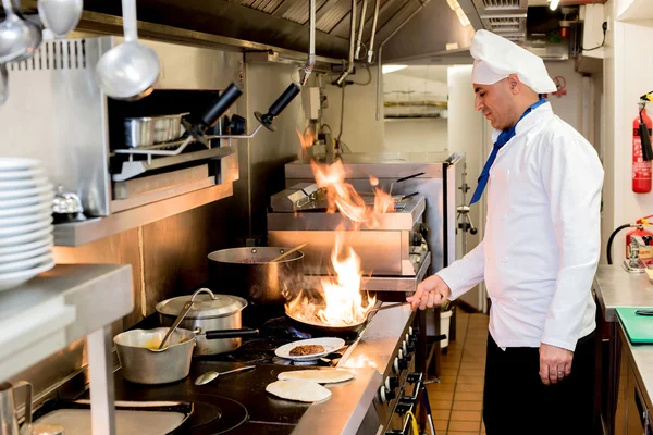 Chef masculino cocinando en la cocina — Foto de Stock