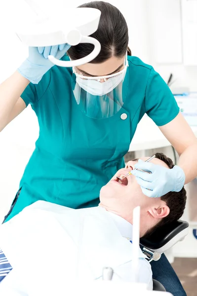 Paciente masculino durante o check-up oral — Fotografia de Stock