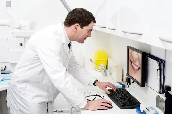 Dentista usando computadora en clínica dental —  Fotos de Stock