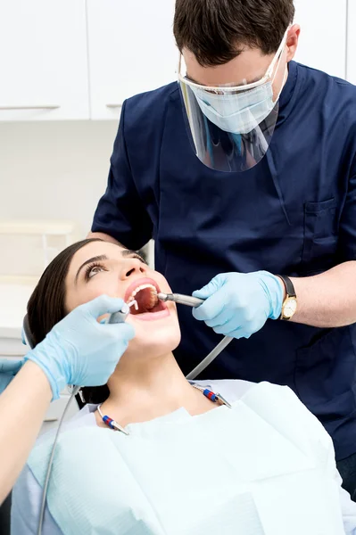Пациентка под стоматологическим лечением — стоковое фото