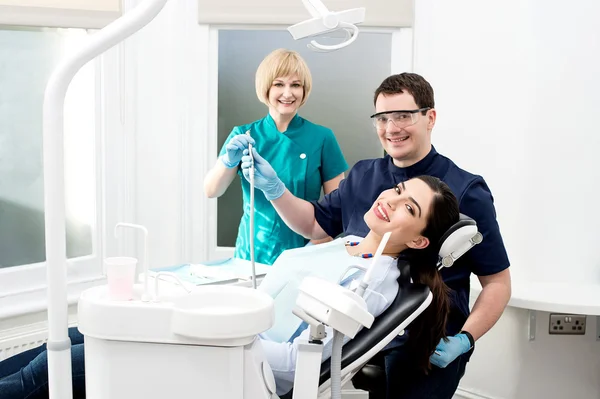 Patiënt op tandheelkundige kliniek met arts — Stockfoto