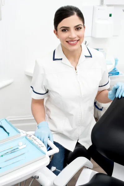 Assistente dentário sentado ao lado da cadeira — Fotografia de Stock