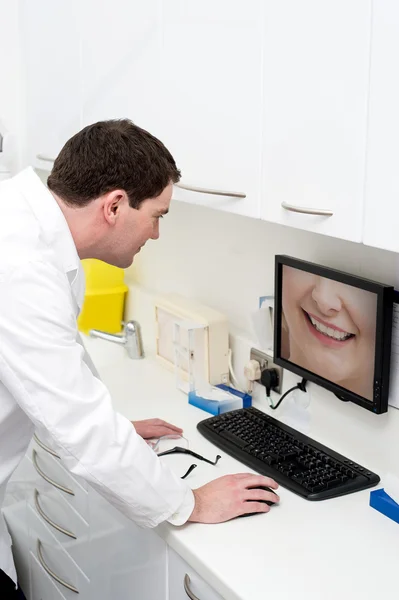 Dentiste vérifiant les dents du patient dans le moniteur — Photo