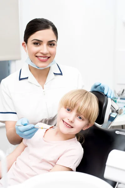Little girl and dentist — Stock Photo, Image