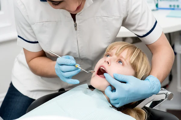 Menina em tratamento dentário — Fotografia de Stock