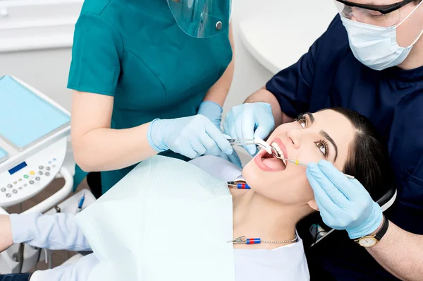 Patient receiving treatment from dentist — Stock Photo, Image