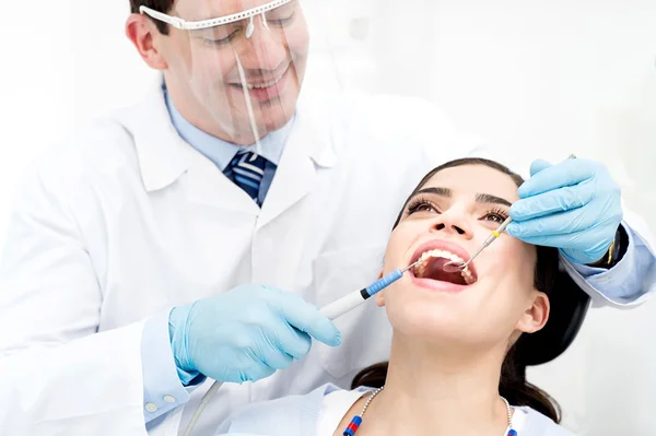 Paciente femenina sometida a chequeo dental — Foto de Stock