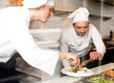 İki erkek aşçılar yemek hazırlama