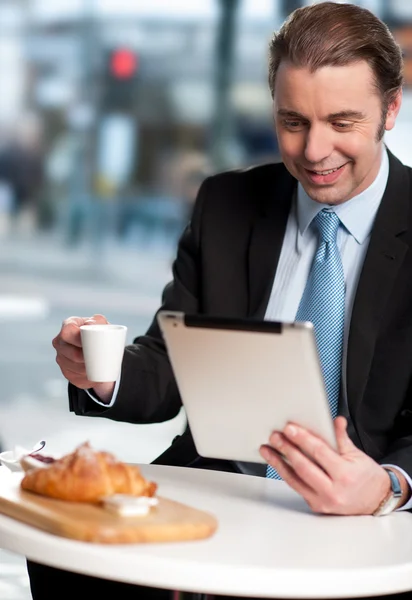 Geschäftsmann checkt E-Mails auf seinem Tablet — Stockfoto
