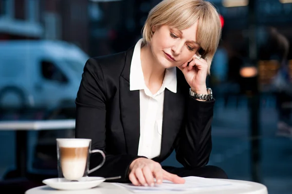 Zakenvrouw in verslag kijken naar café — Stockfoto