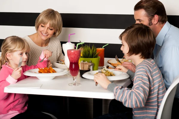 Семья с большим удовольствием проводит время в ресторане — стоковое фото