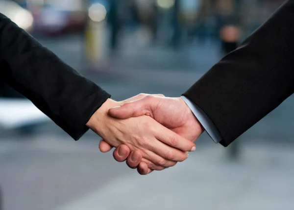 Obchodní lidé handshaking uzavření obchodu — Stock fotografie