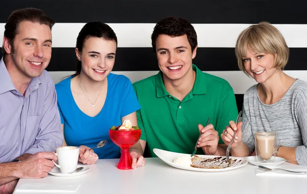 Familie frühstückt im Restaurant — Stockfoto
