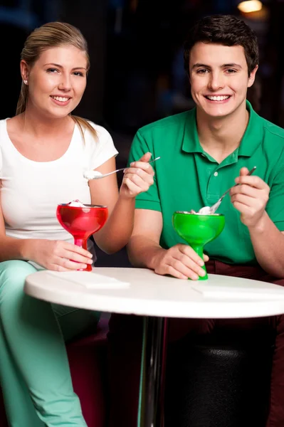 Pareja feliz disfrutando de tentador postre — Foto de Stock