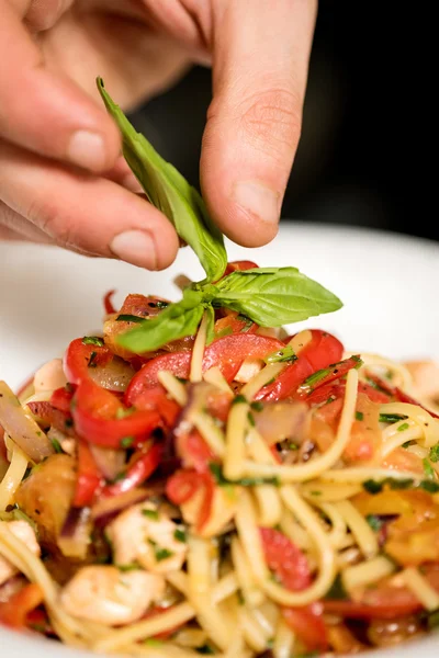 Chef-kok versieren Spaghetti — Stockfoto
