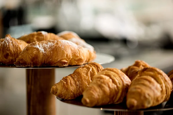 Frissen készült arany croissant, kenyér — Stock Fotó