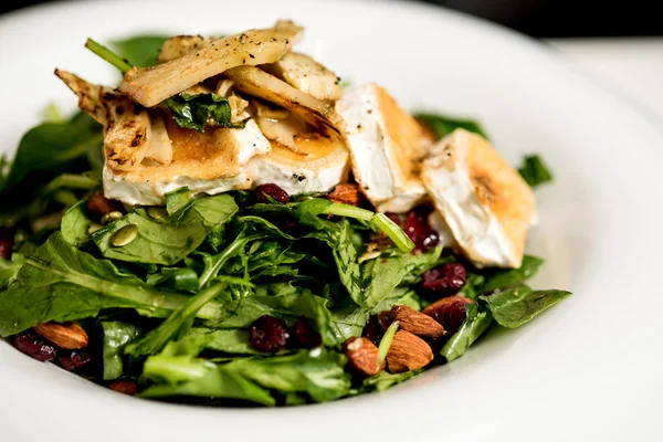 Gebraden geit kaas salade — Stockfoto