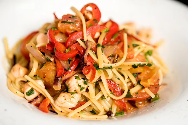 Kıyılmış et ile baharatlı spagetti — Stok fotoğraf