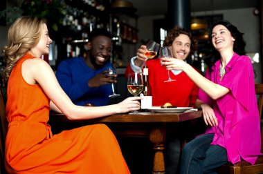 arkadaşlar eğleniyor 