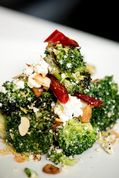 Insalata di broccoli con formaggio feta — Foto Stock