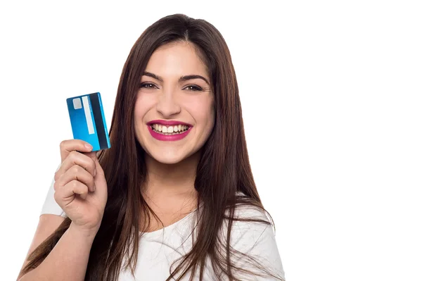 Mujer mostrando su tarjeta de crédito — Foto de Stock