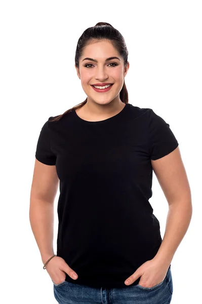 Stylische Frau im schwarzen T-Shirt — Stockfoto