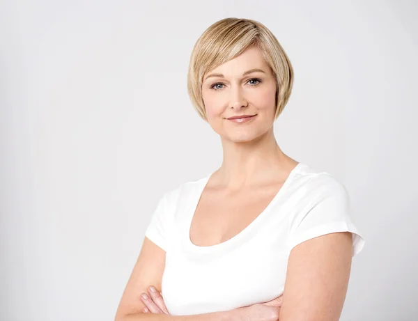 Woman with arms crossed — Stock Photo, Image