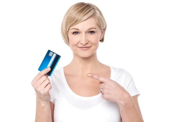 Mujer apuntando hacia la tarjeta de crédito — Foto de Stock