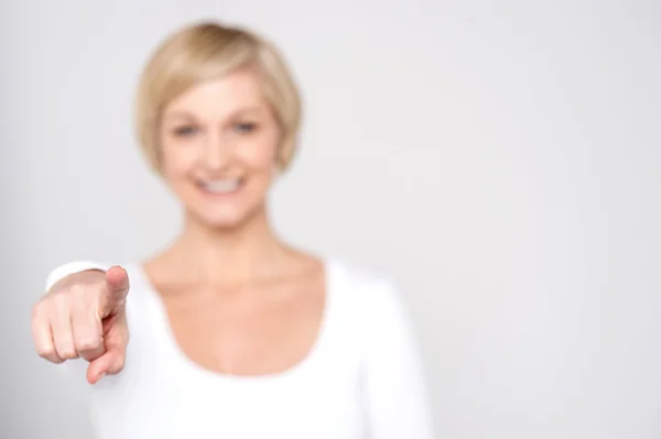 Frau zeigt auf Kamera — Stockfoto