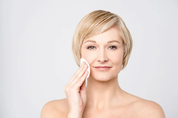 Woman applying foundation powder — Stockfoto