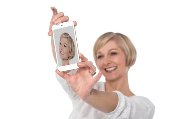 Woman clicking her own photo — Zdjęcie stockowe