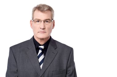 İş takım elbiseli yaşlı işadamı