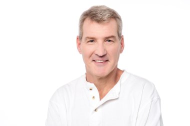 Gülümseyen orta yaşlı adam