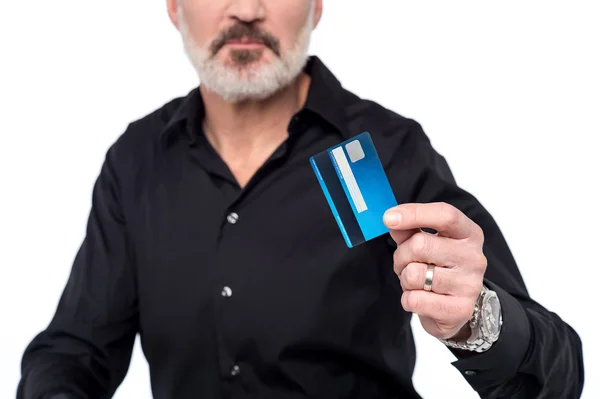 Hombre con tarjeta de cajero automático — Foto de Stock