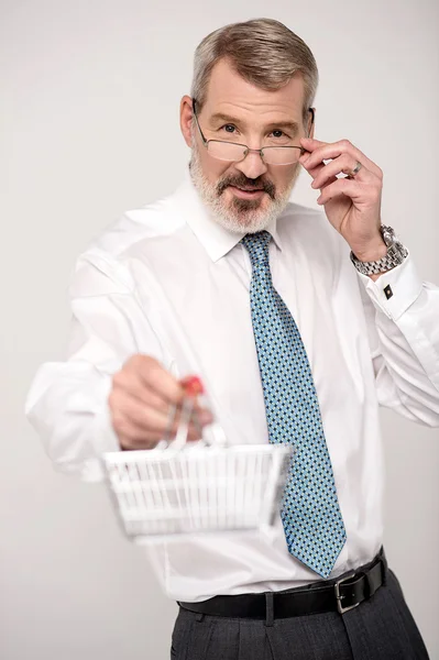 Homem oferecendo cesta de compras — Fotografia de Stock