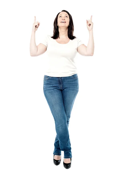 Mujer apuntando hacia arriba — Foto de Stock