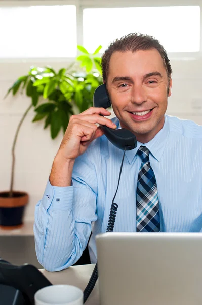 Homme d'affaires participant à un appel téléphonique — Photo