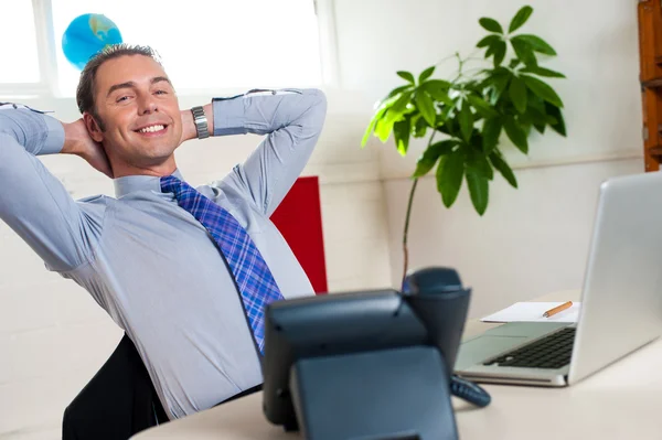 Homme d'affaires relaxant sur sa chaise — Photo