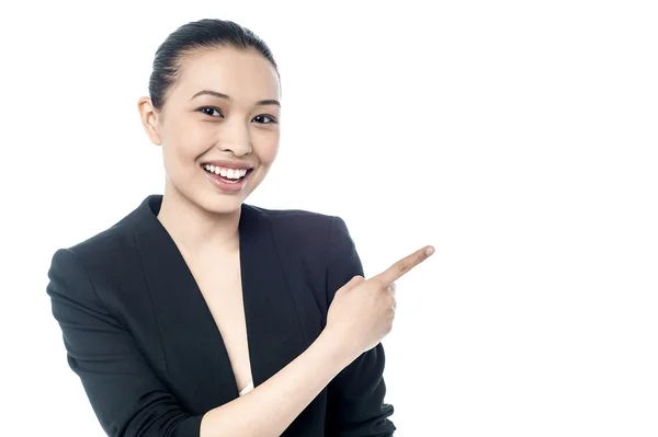 Female business executive pointing away — Stock Photo, Image