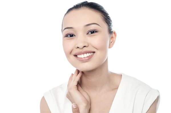 Jovem sorridente modelo feminino — Fotografia de Stock