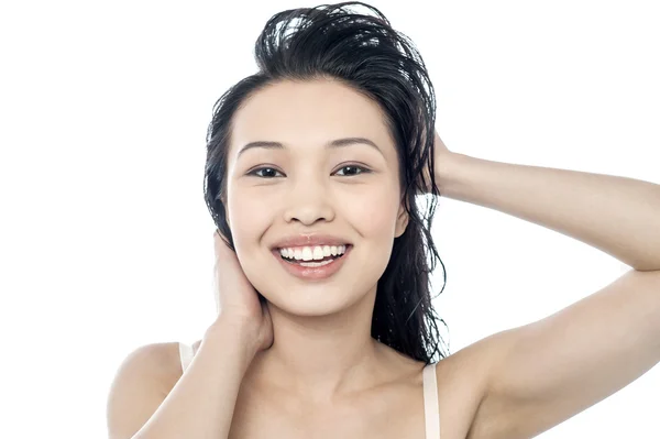 Chica joven cepillando su cabello mojado — Foto de Stock