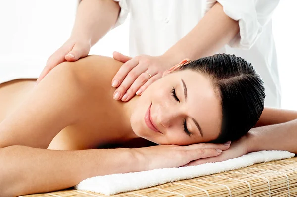 Terapeuta dando masaje a la mujer — Foto de Stock