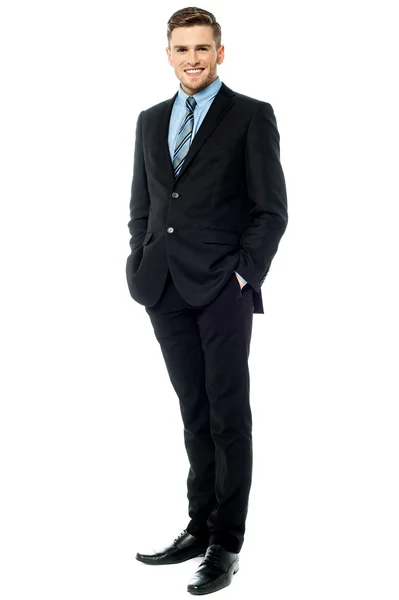 Joven y seguro hombre de negocios sonriente — Foto de Stock
